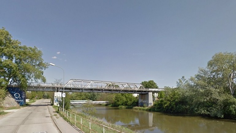 26-ročný muž chcel skočiť z mosta, ale policajti mu v tom zabránili - m2