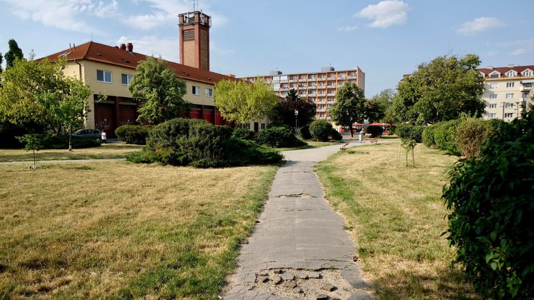 Park na križovatkách ulíc Hálkova a Letná