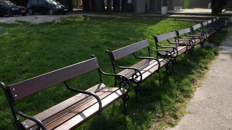 Pod mostom snp pribudlo 13 lavičiek - lavicky