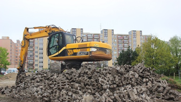 A opäť zvrat: súd prikázal pozastaviť práce v lokalite pri kríži - pri krizi 3