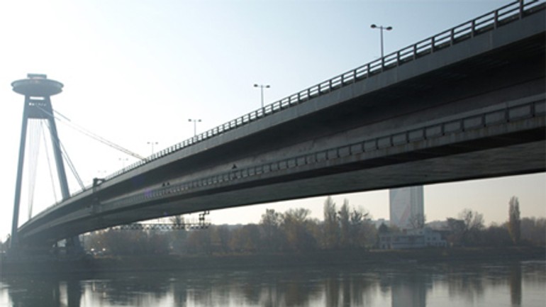 Na štedrý deň chcel 36-ročný muž skončiť z mosta snp - most_snp3