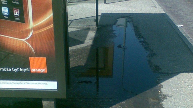 Keď prší, na zastávke mhd majú jazierko - zastavka_sintavska1