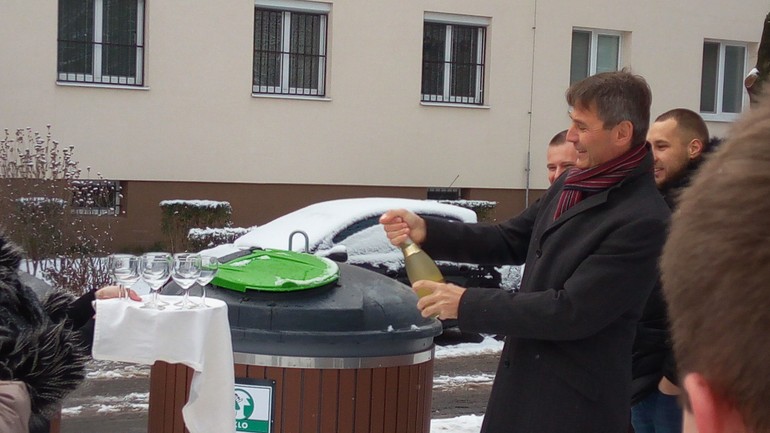 Primátor Nesrovnal pri otvorení kontajnerov strelil aj šampanské