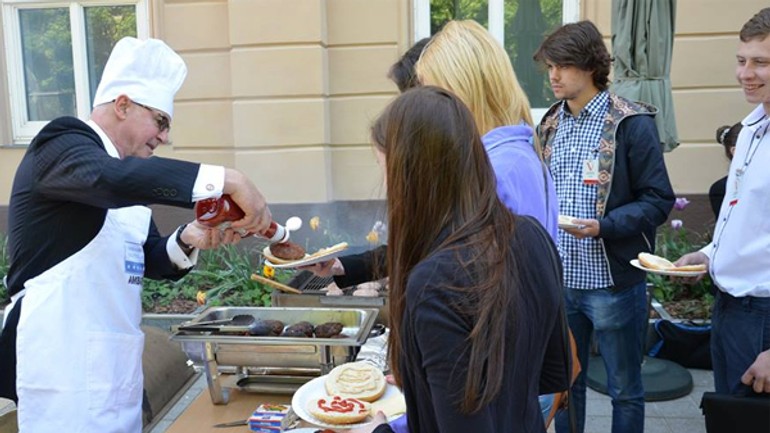 Veľvyslanectvo usa otvorilo svoje brány pre verejnosť - usembassy_day1