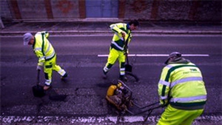 Cesty a chodníky majú nové povrchy - asfalt_vozovky