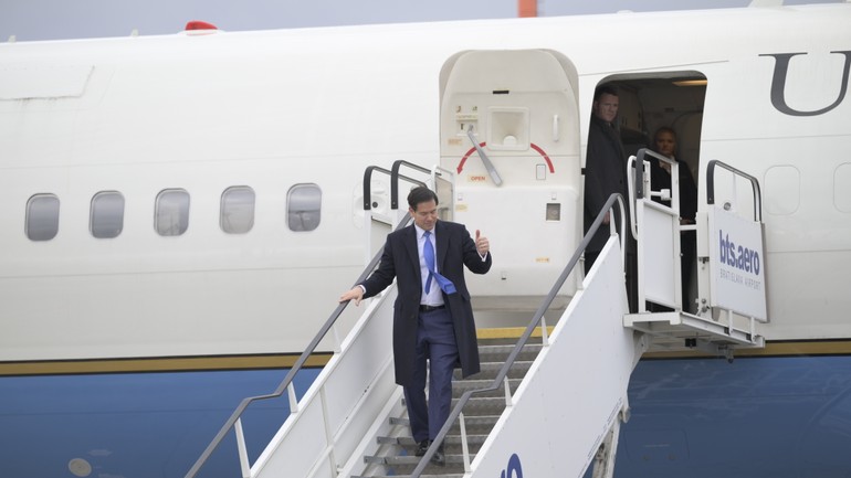 Americký minister zahraničných vecí Marco Rubio vystupuje z lietadla na bratislavskom letisku.