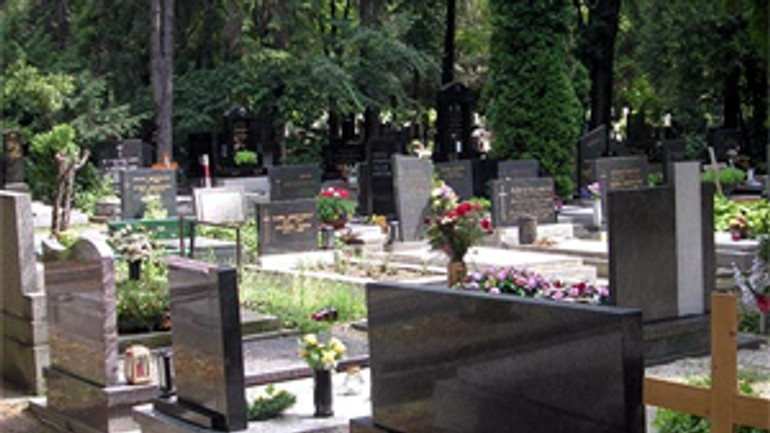 Ani na cintoríne nie je pokoj, kamenári si v ňom hľadajú prácu - cintorin_martinsky