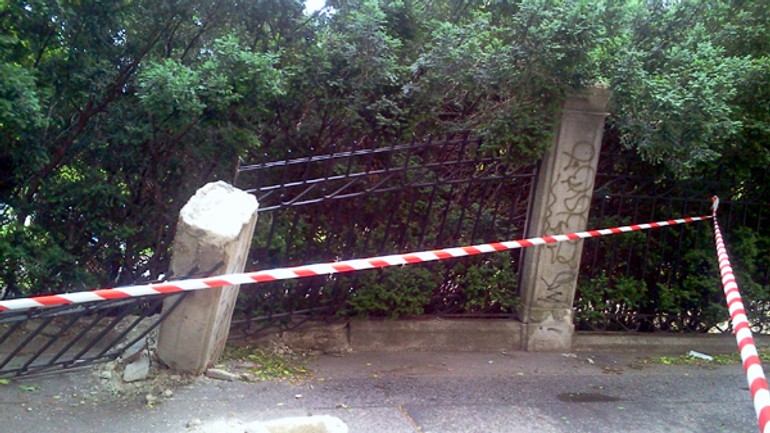 Plot z medickej záhrady sa začal rúcať - medicka_mur1