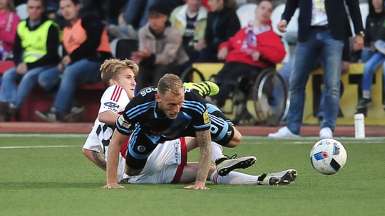 Futbalisti slovana bratislava prehrali v trenčíne 1:2 - trencin_skslovan
