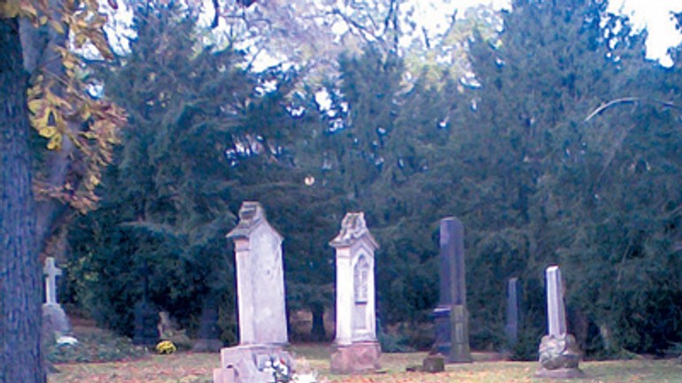 Vandali na cintoríne pri kozej bráne - Pamatnik1