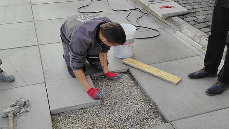 Na židovskej vymenia polámané dlaždice - zidovska sm1