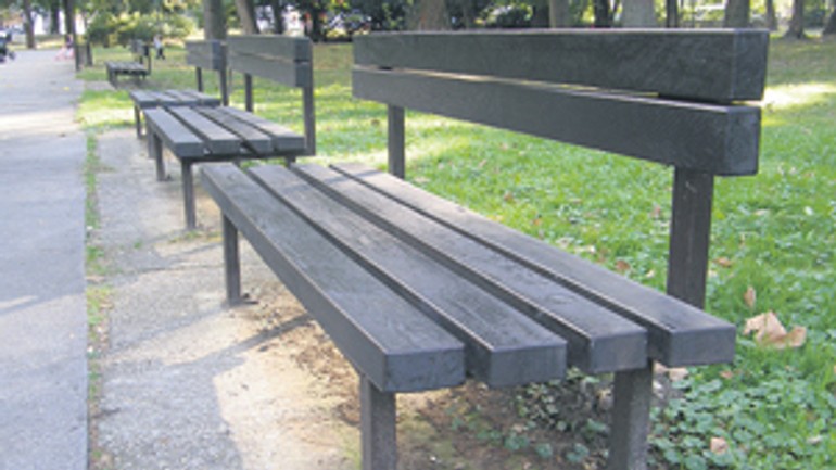 V sade janka kráľa pribudlo vyše 100 nových lavičiek - Lavicky1