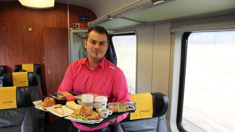 Z bratislavy do prahy budú vlaky regiojet premávať ešte lacnejšie! - RegioJet_sluzby_stevard_obcerstvenie