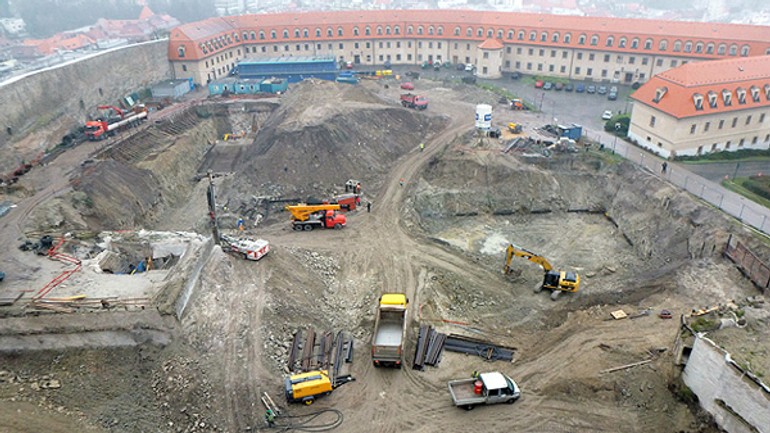 Garáže na hrade nie sú problémom - pamatnik23