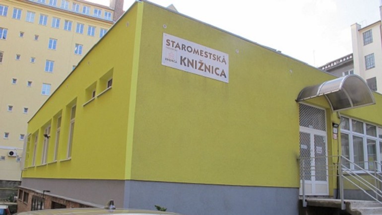 Staromestská knižnica má opravenú fasádu - staromests kniznica