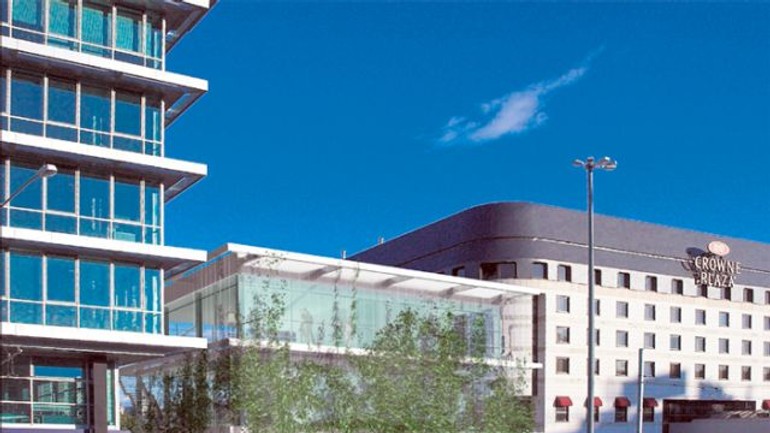 Medzeru na hodžovom námestí vyplní presklená a obrastená zelená kocka - Kocka1