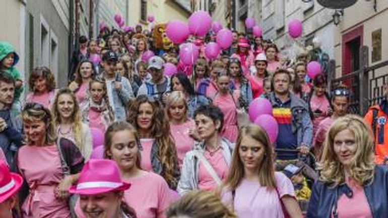 Pochod proti rakovine prsníka podporili tisíce ľudí, nechýbali známe tváre - t_170617pochod_avon_9437790