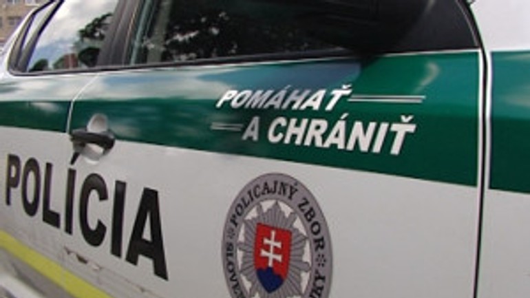 Policajti zadržali mladíka, ukájal sa v areáli školy - policia_auto2