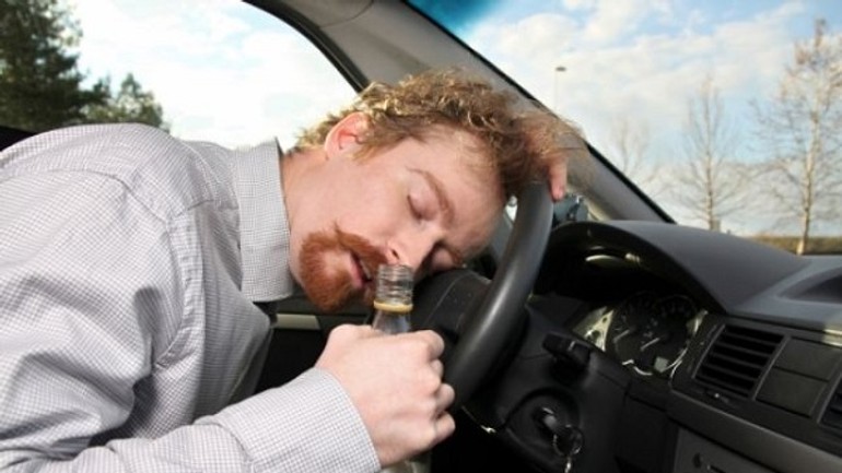 Opitý vodič zaspal vo svojom vozidle uprostred cesty - prišli ho zobudiť policajti - o_alkohol-auto