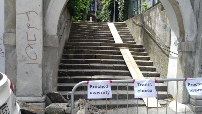 Dobrá správa: opravujú schody na svoradovej - schod1