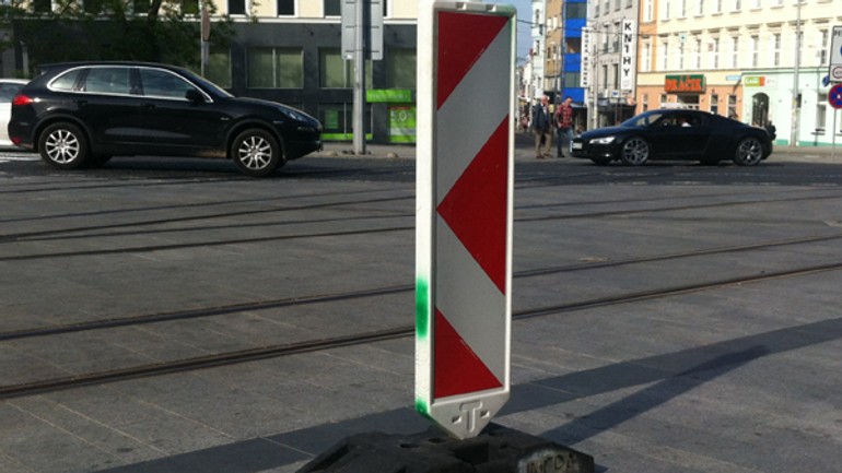 Na hurbanovom námestí chýba poklop, žena si tu vyvrtla členok - hurbanovo1