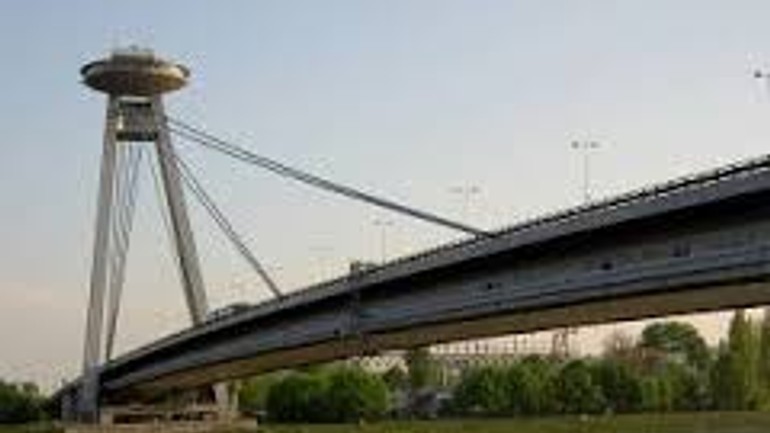 Ďalšia tragédia? do dunaja skočil z mosta muž. policajti ho odvčera hľadajú - snpmost