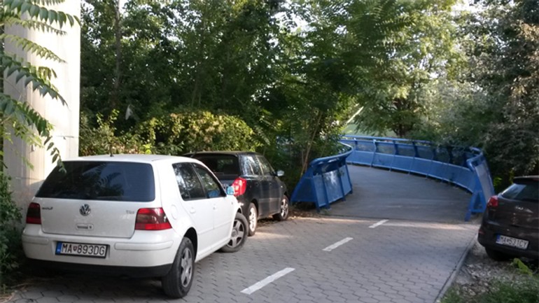 Pod apollom sa parkuje, kde sa vodičom zachce - 201520_auto