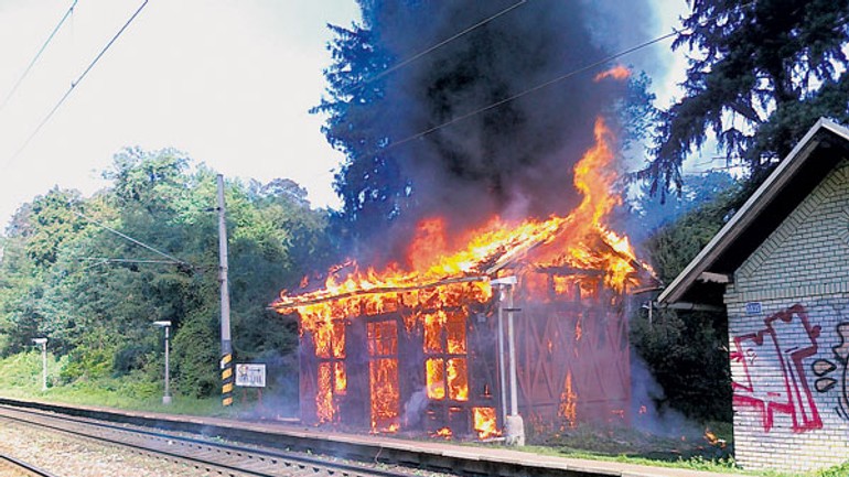 Požiar zničil čakáreň na stanici železná studienka - Poziar1