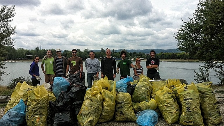 Dobrovoľníci čistili okolie jazera zlaté piesky - Zlate piesky1