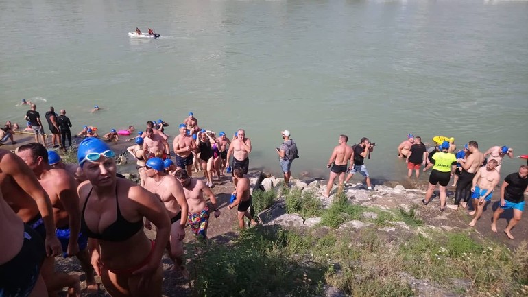 Plavci po doplávaní - na druhom brehu v Petržalke