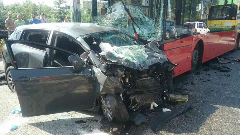 Foto: hrozivá nehoda na dlhých dieloch: autobus sa zrazil s osobným autom - nehoda vozidlo x autobus 1
