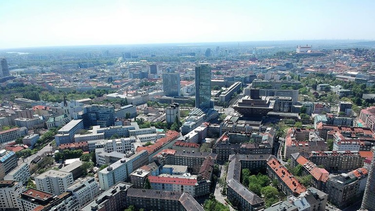Pohľad na mesto z drona nad Račianskym mýtom