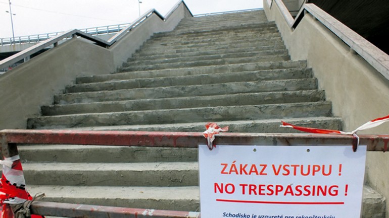 Opäť opravujú schody na most snp - most_schodisko1