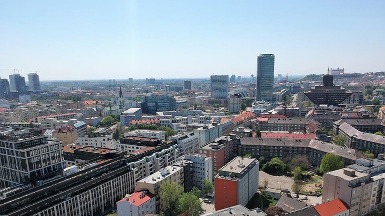 Pohľad na mesto z drona nad Račianskym mýtom