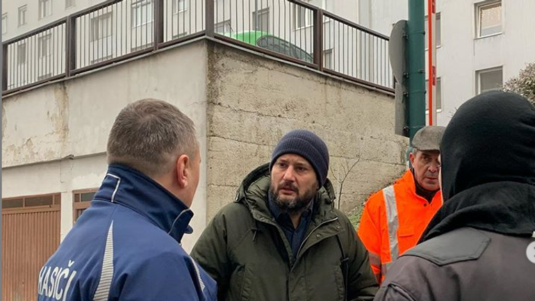 Matúš Vallo s hasičmi po požiari na Bartókovej