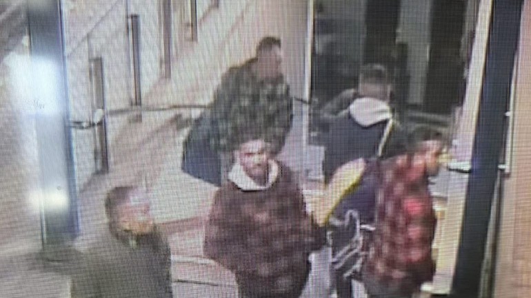 Polícia hľadá osoby, ktoré by vedeli objasniť krádež na stanici v Bratislave.