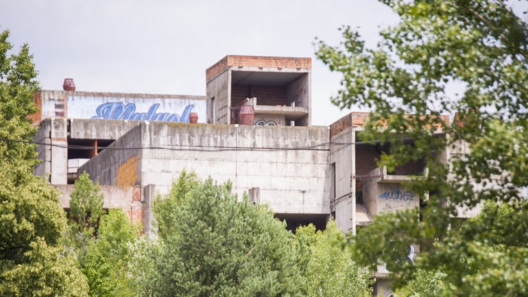 Hrubá stavba nedokončenej Fakultnej nemocnice s poliklinikou Rázsochy 