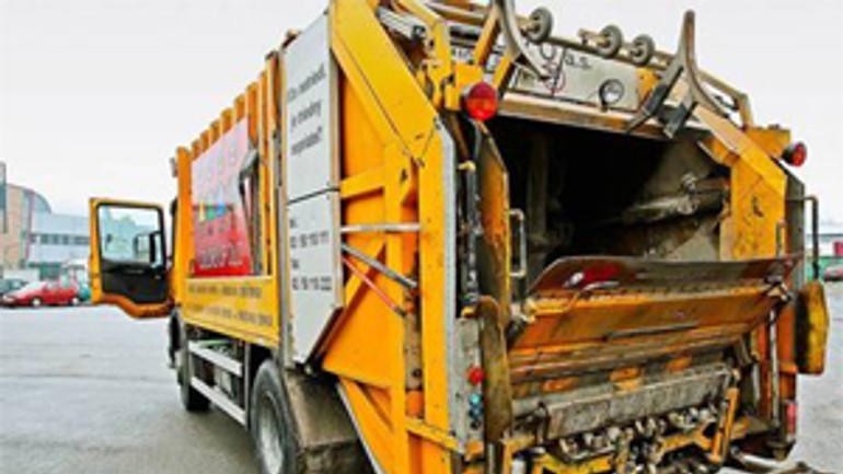 Dve nehody bratislavských smetiarov za jeden týždeň - Olo auto