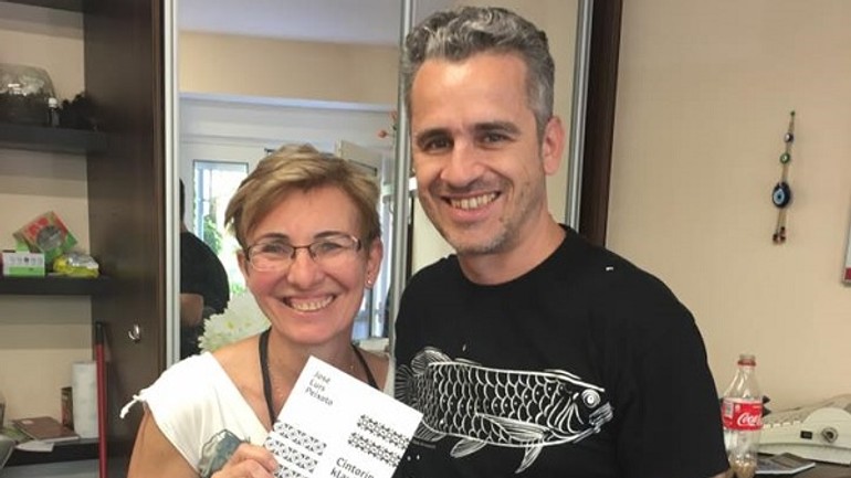 Bratislavská kaderníčka ostrihala slávneho spisovateľa a ten jej zaplatil svojou knihou - Paix1