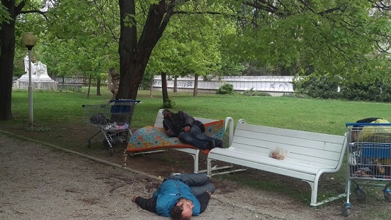 Foto: starý problém je späť. do medickej záhrady sa s jarou vracajú aj bezdomovci - IMAG2313_1