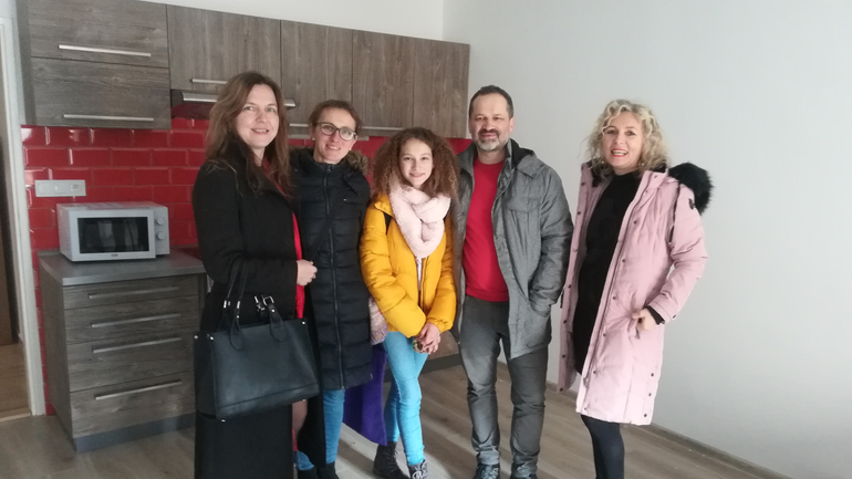 Vľavo starostka Zuzana Aufrichtová, v strede rodina s jednou zo svojich dcér, vpravo vedúca oddelenia sociálnych vecí Janka Langová.