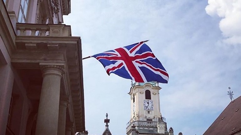 Na primaciálnom paláci nevyvesili britskú zástavu v súlade s protokolom! - Vlajka