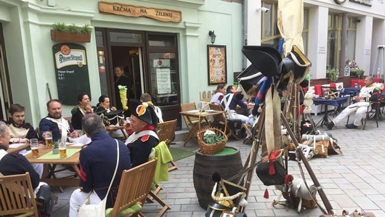 Foto: napoleonskí vojaci si v centre mesta vychutnávali kávu a zmrzlinu - Napoleonci3