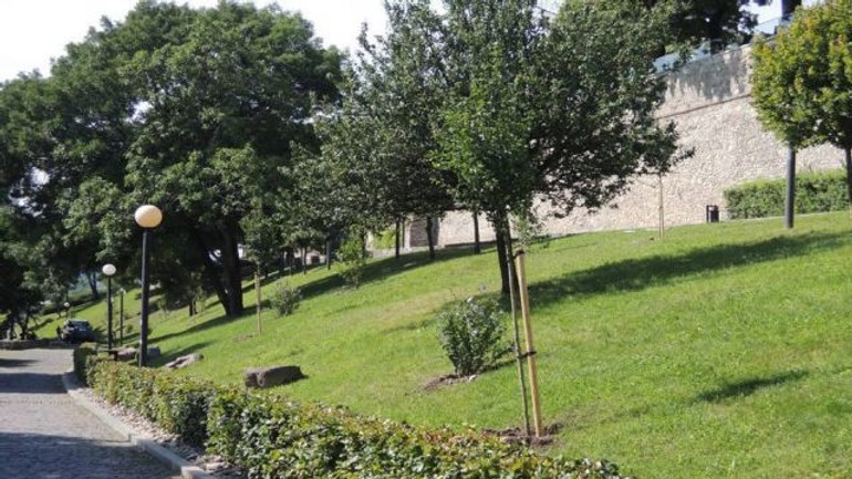 Pribudla zeleň, nové poklopy, koše a lavičky - hradny_kopec