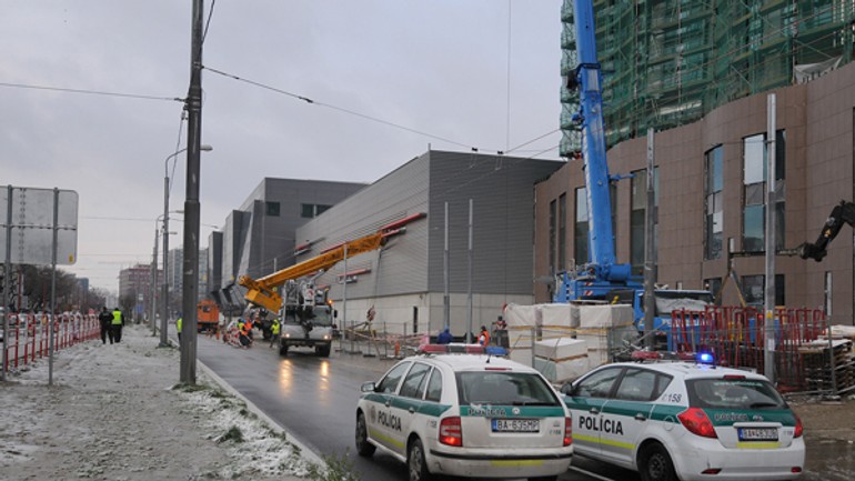 Na rozostavanú tréningovú halu spadol žeriav - Zeriav nehoda stadion1