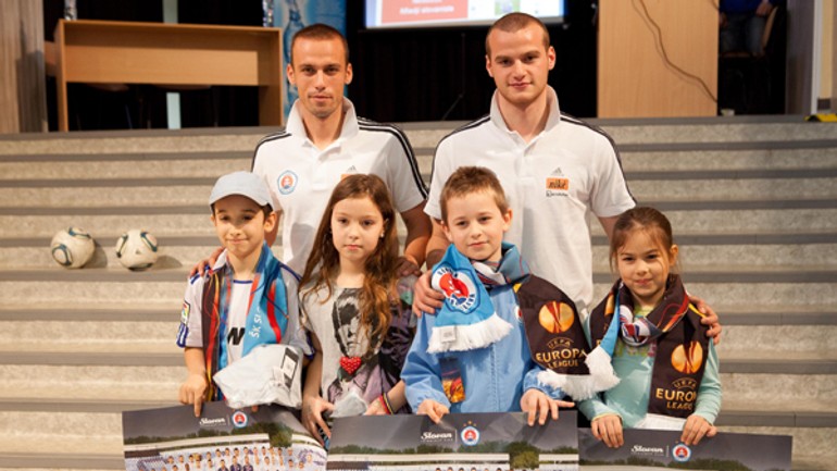 Hráči šk slovan navštívili aj školákov v rači - Slovan3