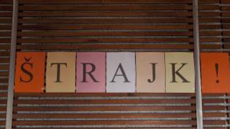 V štrajku pokračujú aj zamestnanci gymnázia bilíková - Strajk