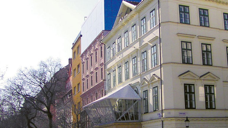 Na kernovom dome je čierna stavba - Kernov dom1