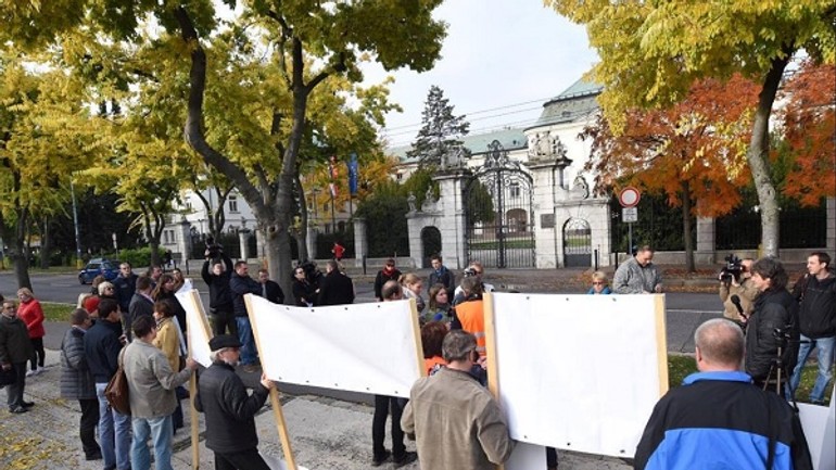 Zobuďte sa, pán premiér, ide o vodu. vrakunčania prišli pred úrad vlády - demo1