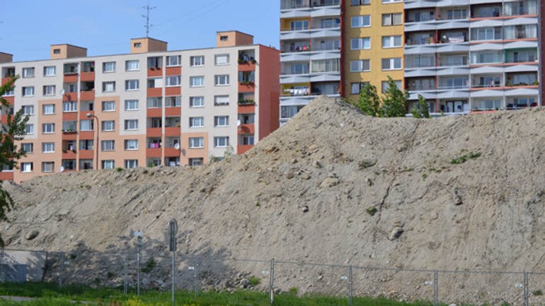 Starosta žiada val zeminy odstrániť - val_zeminy1